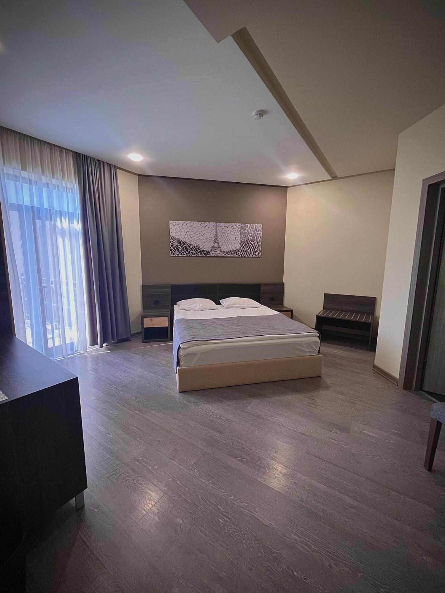 Bien Hotel Erevan Esterno foto