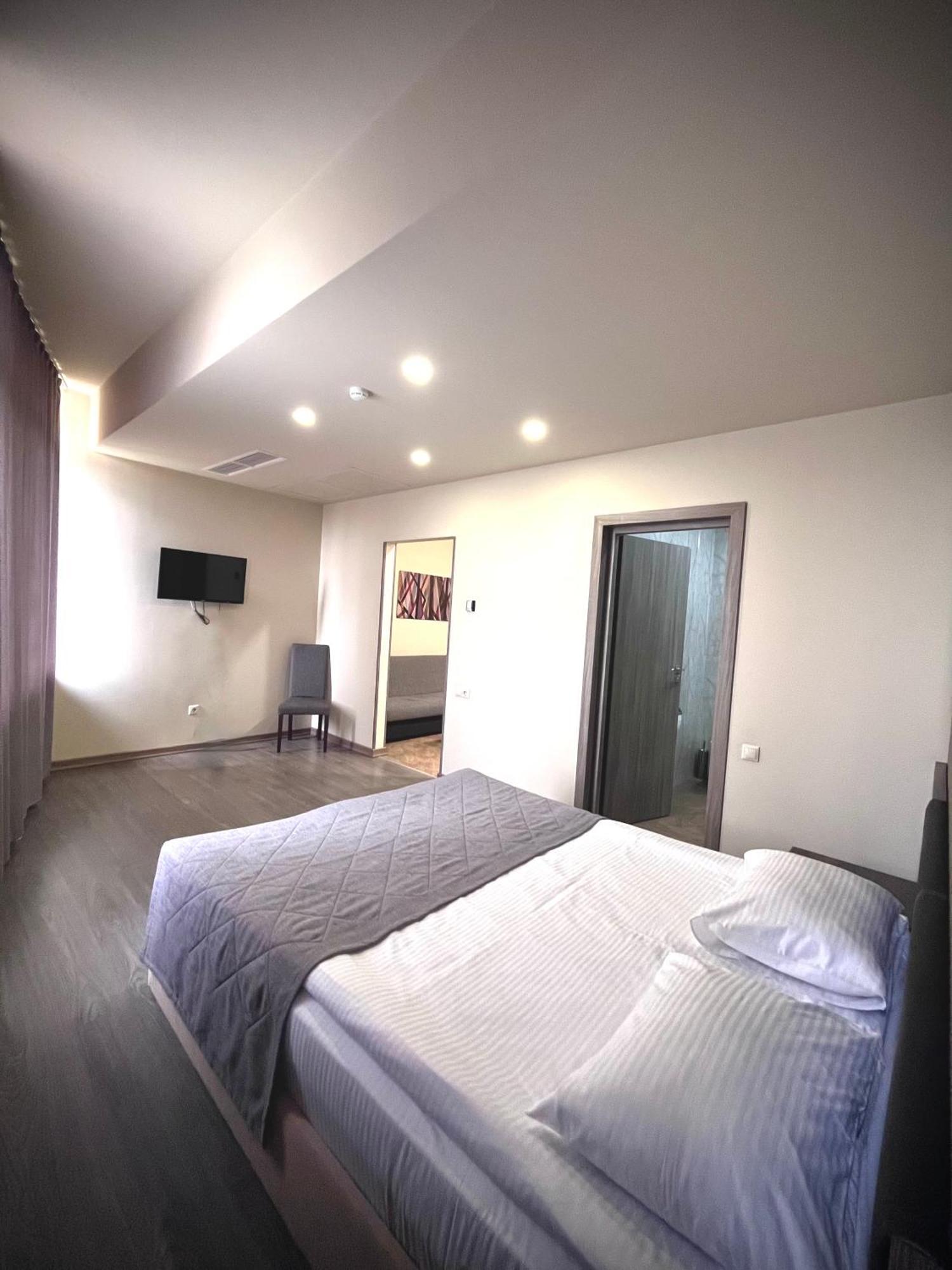 Bien Hotel Erevan Esterno foto