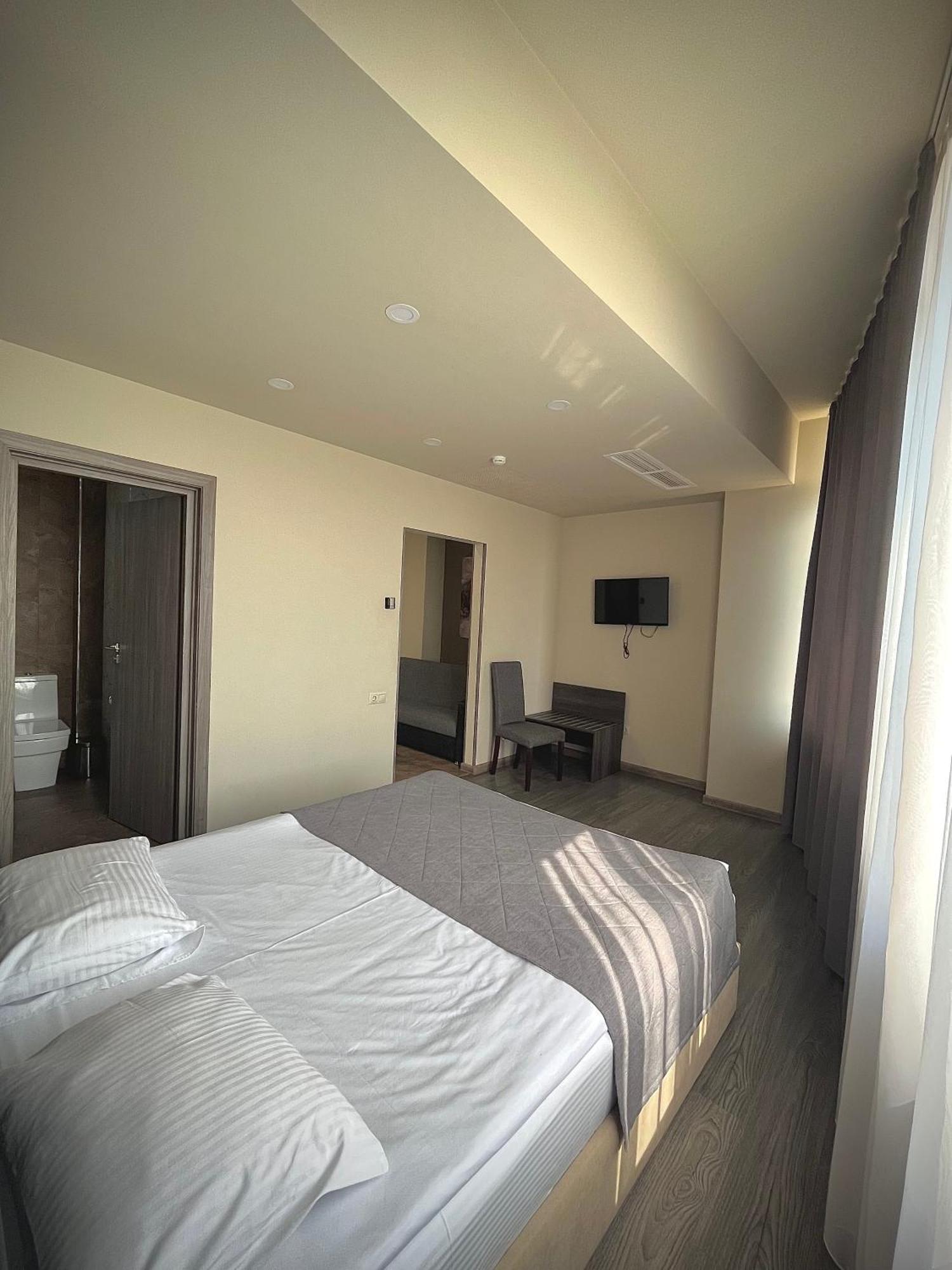 Bien Hotel Erevan Esterno foto