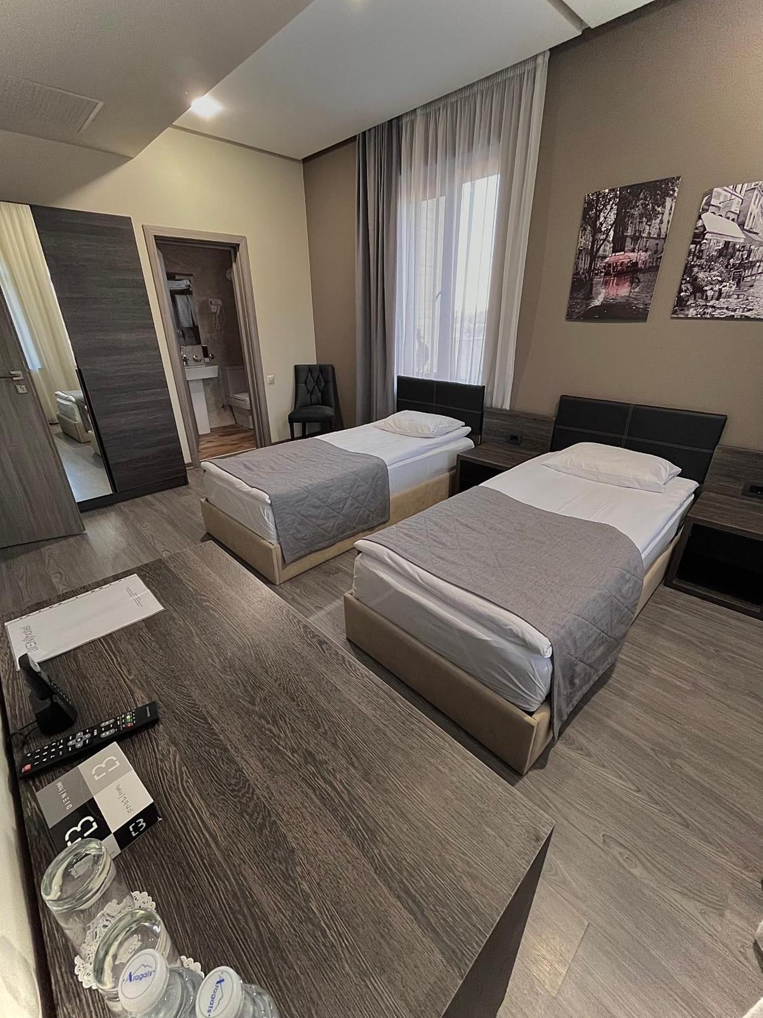 Bien Hotel Erevan Esterno foto